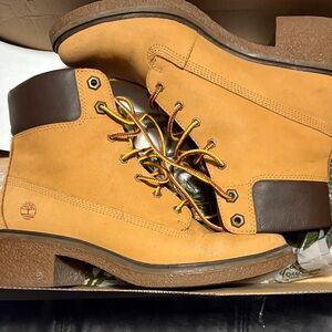 Timberland Women’s Brown and Tan Chukka Boots